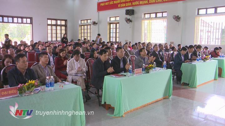 Các đại biểu tham dự buổi tiếp xúc tại huyện Quỳnh Lưu.