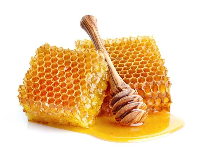 Mật ong: Mật ong chứa đầy các thành phần kháng khuẩn giúp cơ thể chống lại cơn cảm cúm. Bạn chỉ cần hòa một thìa canh mật ong với một cốc nước ấm và uống vài lần trong ngày. Bạn có thể thêm vào hỗn hợp một ít nước cốt chanh để đạt hiệu quả cao hơn.