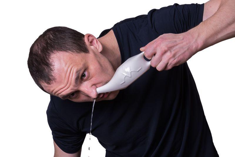 Bình rửa mũi (Neti pot): Đây là một phương pháp trị ngạt mũi cực kì hiệu quả. Bạn chỉ cần đổ đầy nước muối sinh lý vào bình, sau đó nghiêng đầu và rót nước vào một bên khoang mũi để nước muối làm sạch khoang mũi.