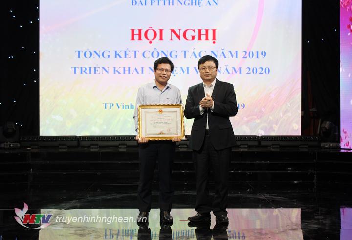 Trao danh hiệu Chiến sĩ thi đua cấp tỉnh cho 1 cá nhân Đài PT-TH Nghệ An.