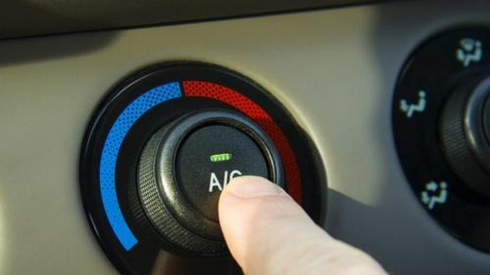 Hầu hết mọi loại ô tô hệ thống điều hòa không khí đều có 2 chế độ làm mát (màu xanh) và sưởi (màu đỏ)