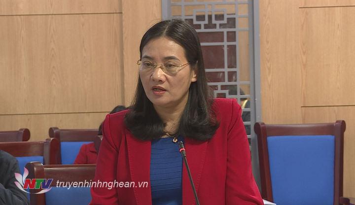 Phó Chủ tịch HĐND tỉnh Cao Thị Hiền phát biểu tại cuộc họp.