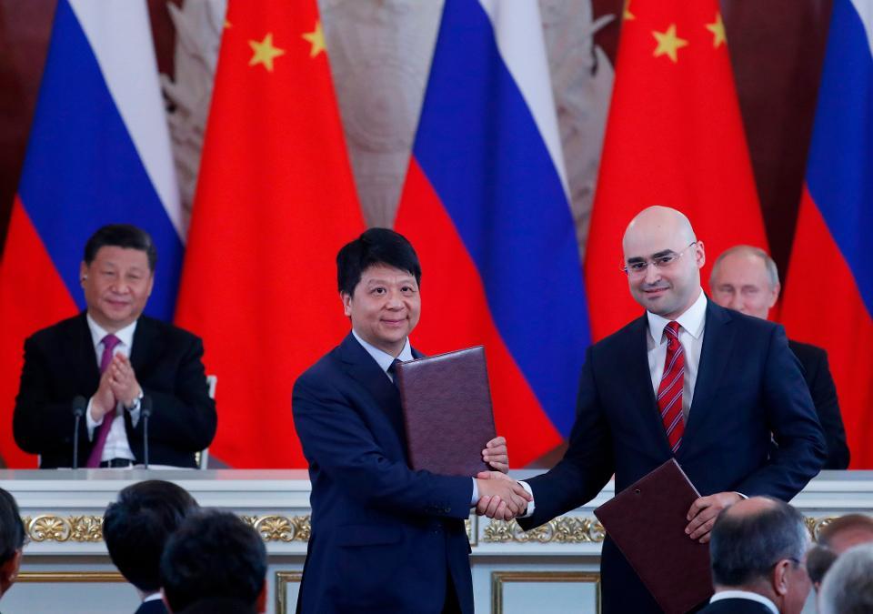 Phó Chủ tịch Huawei, Guo Ping và Chủ tịch nhà mạng Nga MTS, Alexei Kornya, trong lễ ký hợp tác trước sự chứng kiến của hai nhà lãnh đạo Nga, Trung Quốc tại Điện Kremlin.
