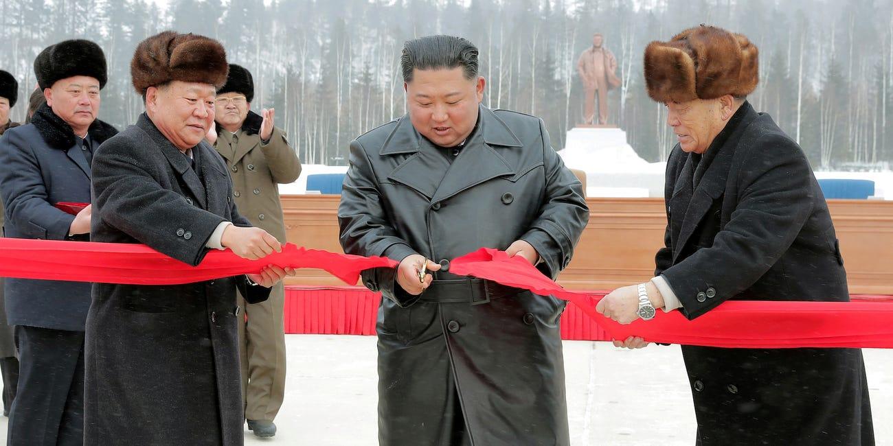 Diện mạo mới của Chủ tịch Kim Jong-un trong lễ cắt băng khánh thành thành phố mới Samjiyon. 