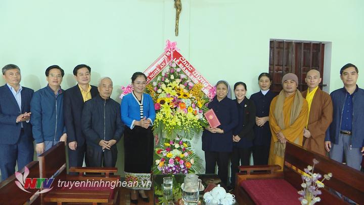 Chủ tịch Ủy ban MTTQ tỉnh Võ Thị Minh Sinh chúc mừng Giáng sinh Dòng tu Mến Thánh giá Vinh. 
