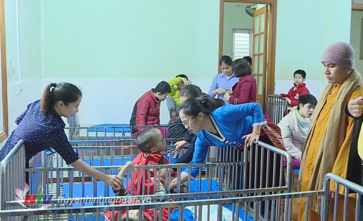 Đồng chí Võ Thị Minh Sinh thăm các cháu khuyết tật mồ côi đang được nuôi dưỡng tại Trung tâm nuôi dạy trẻ mồ côi - khuyết tật 19/3 .