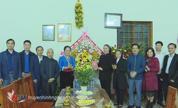 Đoàn công tác tặng hoa chúc mừng Trường mầm non Lâm Bích. 