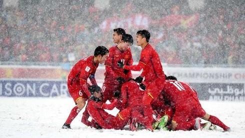 Các cầu thủ U23 Việt Nam ăn mừng bàn thắng "cầu vồng tuyết".