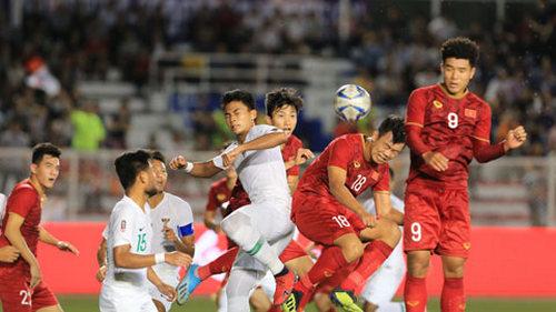 Thành Chung (18) và đồng đội đã sẵn sàng tạo ra mưa bàn thắng vào lưới Singapore 