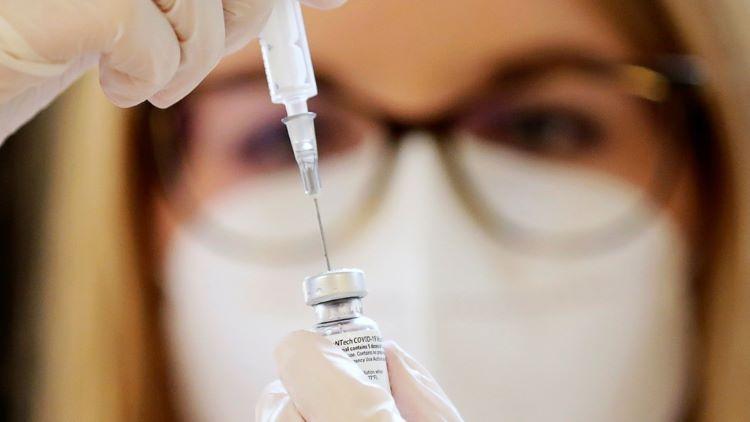 4 nhân viên tại viện dưỡng lão Đức nhập viện vì tiêm vaccine COVID-19 quá liều gấp 5 lần cho phép. Ảnh: Reuters 