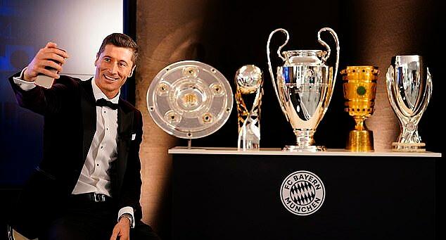 Giải thưởng The Best được Lewandowski đặt cạnh 3 danh hiệu tập thể giành được trong mùa 2019-2020. Ảnh: FC Bayern.