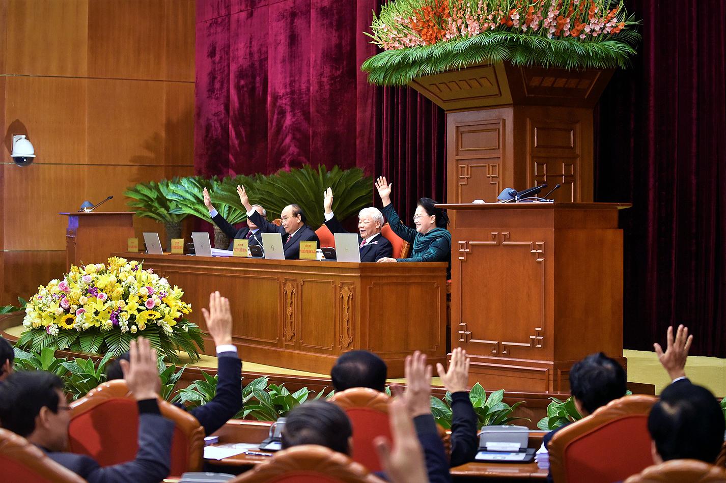 Ban Chấp hành Trung ương đã thảo luận dân chủ, kỹ lưỡng, bỏ phiếu biểu quyết với sự nhất trí rất cao nhân sự tham gia Bộ Chính trị, Ban Bí thư khoá XIII. 