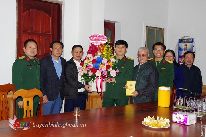 Bộ CHQS tỉnh tặng hoa chúc mừng Giáo xứ Thuận Phong xã Diễn Thành huyện Diễn Châu