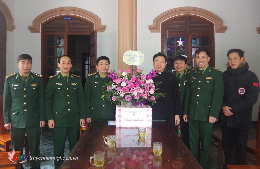 Đoàn công tác Bộ Chỉ huy BĐBP tỉnh Nghệ An chúc mừng giáo xứ Lộc Thủy (xã Quỳnh Bảng, huyện Quỳnh Lưu)