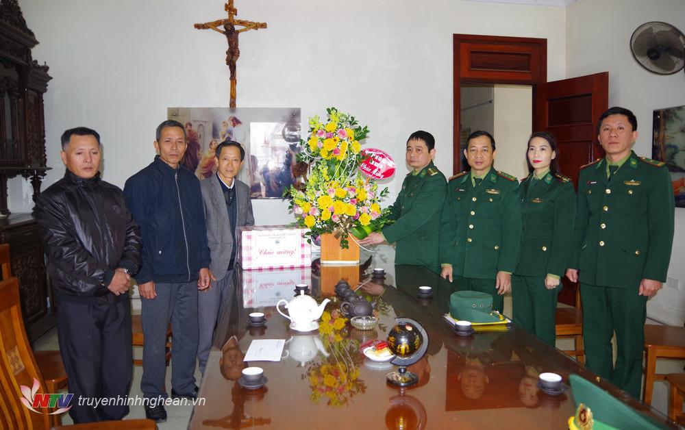Đoàn công tác Bộ Chỉ huy BĐBP tỉnh Nghệ An chúc mừng giáo xứ Lộc Mỹ (xã Nghi Quang, huyện Nghi Lộc)