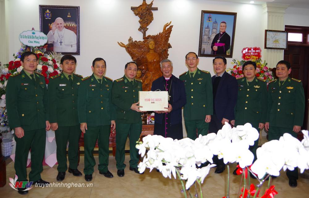 Đức giám mục Anphong Nguyễn Hữu Long tặng quà cán bộ, chiến sỹ BĐBP Nghệ An. 