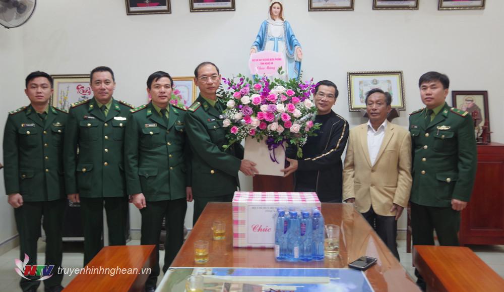Đoàn công tác Bộ Chỉ huy BĐBP tỉnh Nghệ An chúc mừng giáo xứ La Nham (xã Nghi Yên, huyện Nghi Lộc)