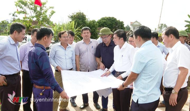 Đoàn kiểm tra thực tế tại Khu tái định cư xã Quỳnh Trang, thị xã Hoàng Mai.