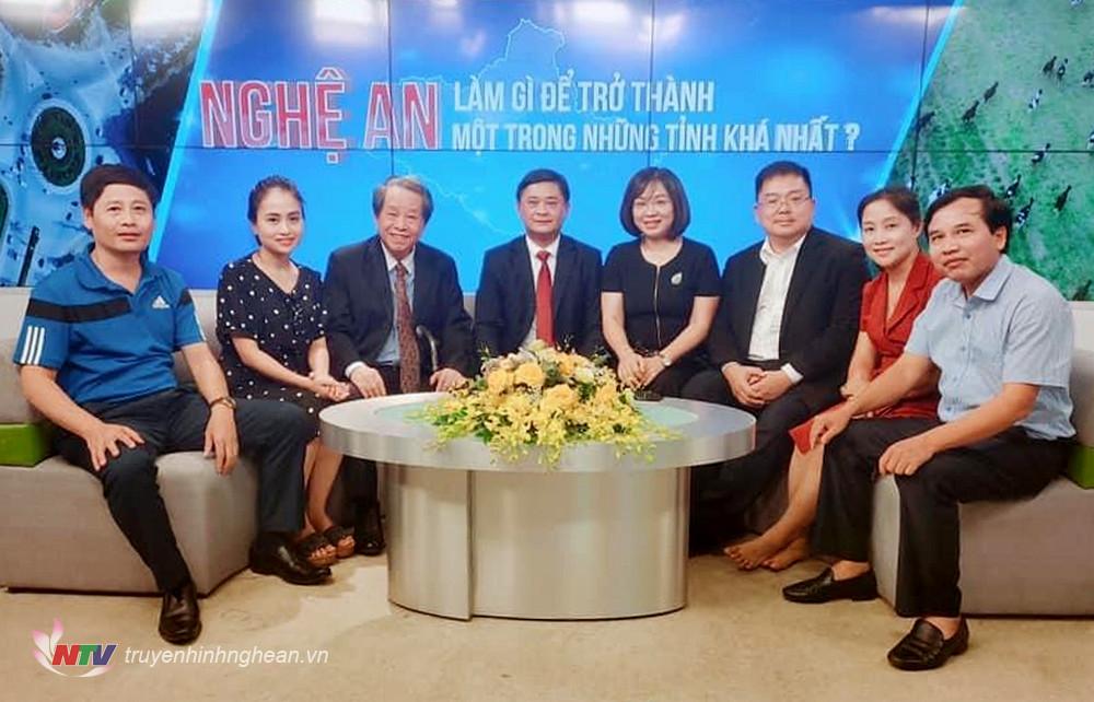 Nhà nghiên cứu Nguyễn Trần Bạt chụp ảnh cùng lãnh đạo tỉnh Nghệ An và ekip thực hiện chương trình của Đài PT-TH Nghệ An.
