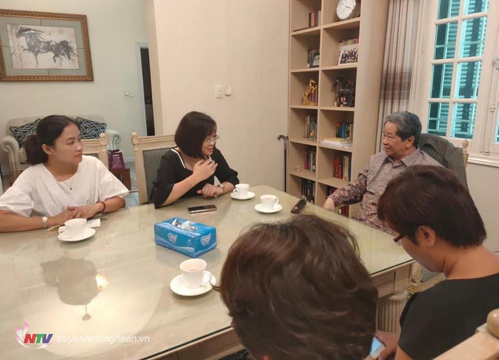 Ekip Đài PT-TH Nghệ An trao đổi tại nhà riêng của nhà nghiên cứu Nguyễn Trần Bá.