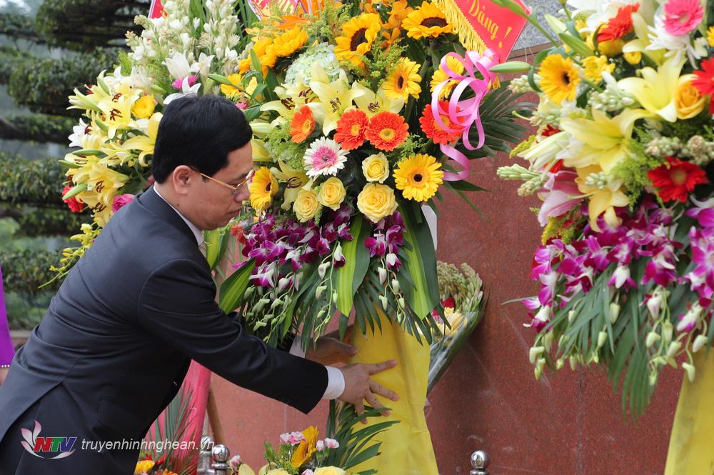 Chủ tịch HĐND tỉnh Nguyễn Xuân Sơn đại diện đoàn đại biểu dâng hoa lên tượng đài Chủ tịch Hồ Chí Minh.