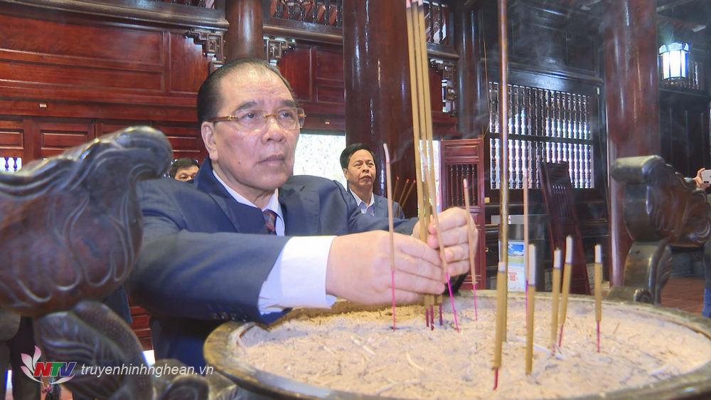 Nguyên Tổng Bí thư BCH Trung ương Đảng Nông Đức Mạnh dâng nén hương thơm lên anh linh Chủ tịch Hồ Chí Minh.
