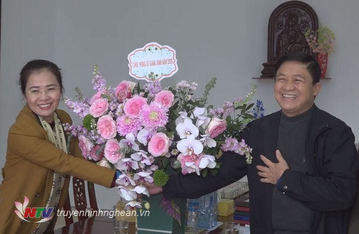 Chủ tịch Ủy ban MTTQ tỉnh và Bí thư Huyện ủy Nghi Lộc tặng quà linh mục Nguyễn Quyết Chiến quản xứ Làng Nam. 
