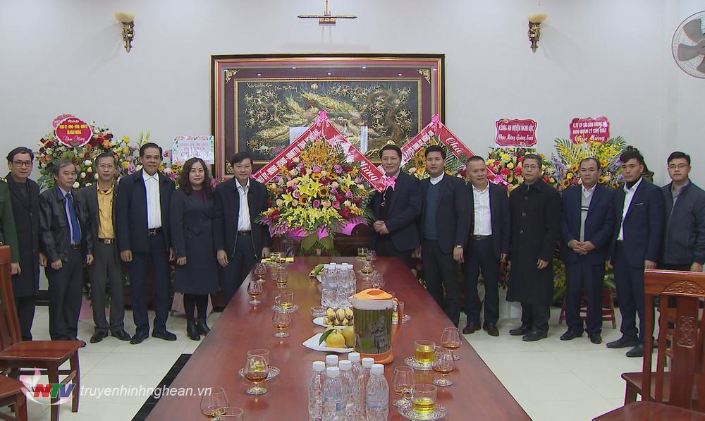 Các đồng chí lãnh đạo tỉnh và các sở, ban, ngành tặng lẵng hoa tươi thắm cho đại diện Trung tâm hành hương đền Thánh An Tôn và Giáo xứ Trại Gáo.