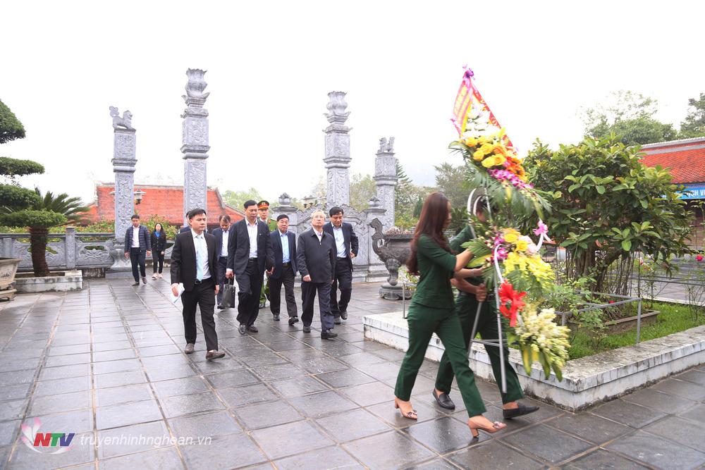 ThÆ°á»ng Trá»±c Ban Bi ThÆ° Tráº§n Quá»'c VÆ°á»£ng Dang HÆ°Æ¡ng Táº¡i Truong Bá»