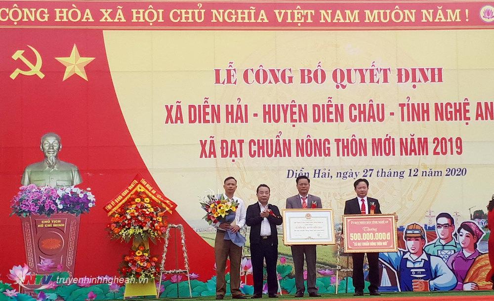 Giám đốc Sở Nông nghiệp và PTNT Nguyễn Văn Đệ trao bằng công nhận xã đạt chuẩn NTM và công trình phúc lợi cho xã Diễn Hải.