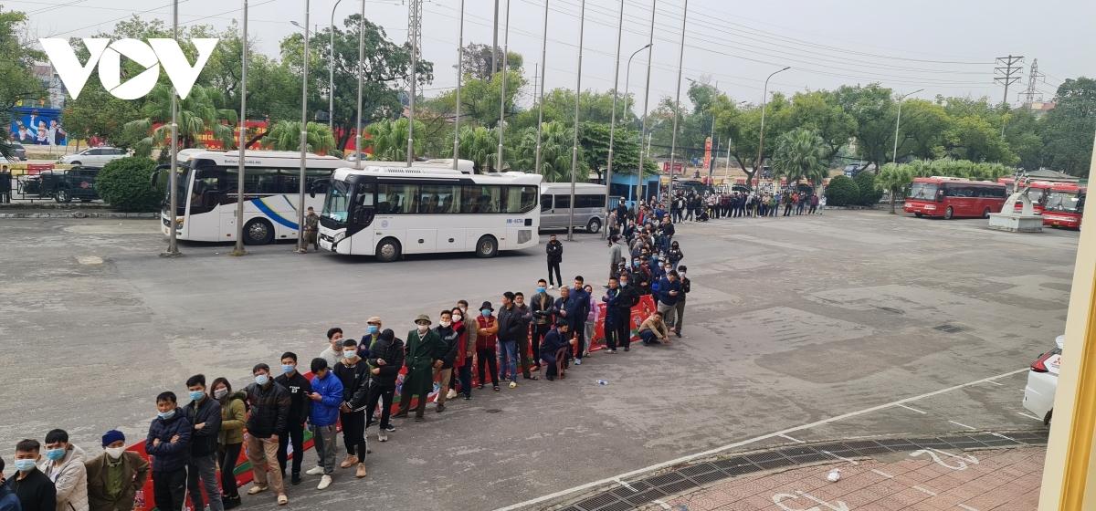Hàng nghìn khán giả xếp hàng mua vé trận giao hữu lượt về giữa ĐT Việt Nam và U22 Việt Nam trên sân Việt Trì.