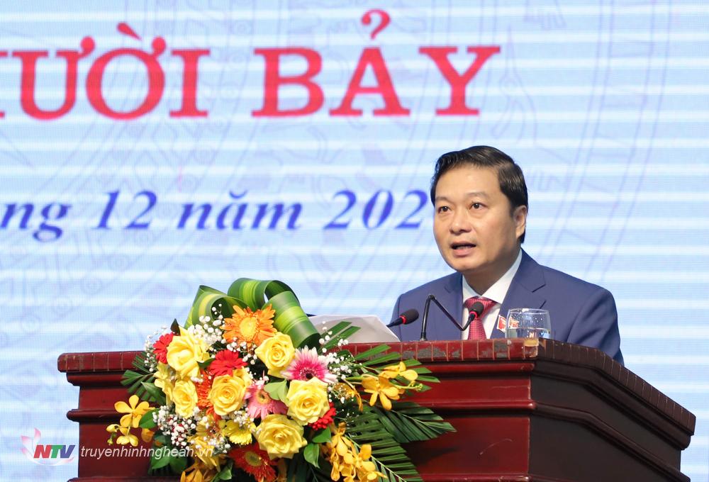 Phó Chủ tịch Thường trực UBND tỉnh Lê Hồng Vinh báo cáo tại kỳ họp.