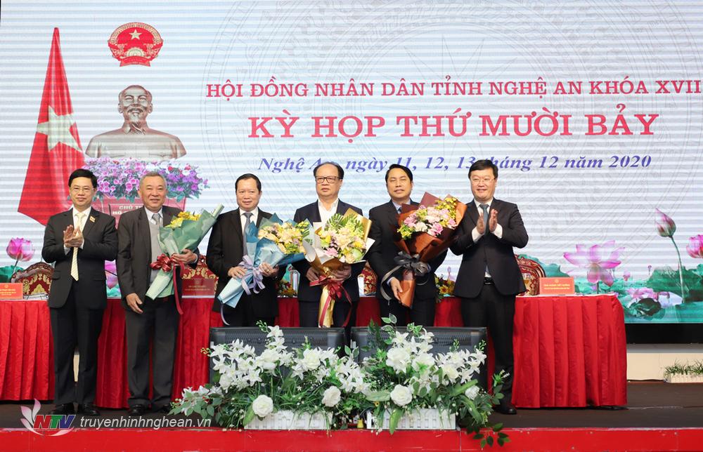 Các đồng chí lãnh đạo HĐND, UBND tỉnh tặng hoa chúc mừng ông Nguyễn Hữu Cầu. 