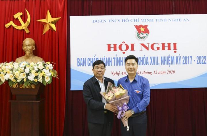 Ông Hoàng Đình Tuấn - Phó Trưởng ban Dân vận Tỉnh ủy Nghệ An tặng hoa chúc mừng đồng chí Lê Văn Lương.