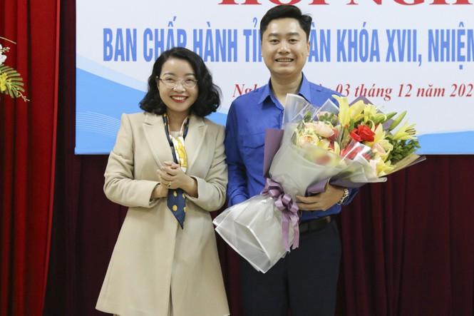 Bí thư Huyện ủy Hưng Nguyên Nguyễn Thị Thơm tặng hoa chúc mừng tân Bí thư Tỉnh đoàn.