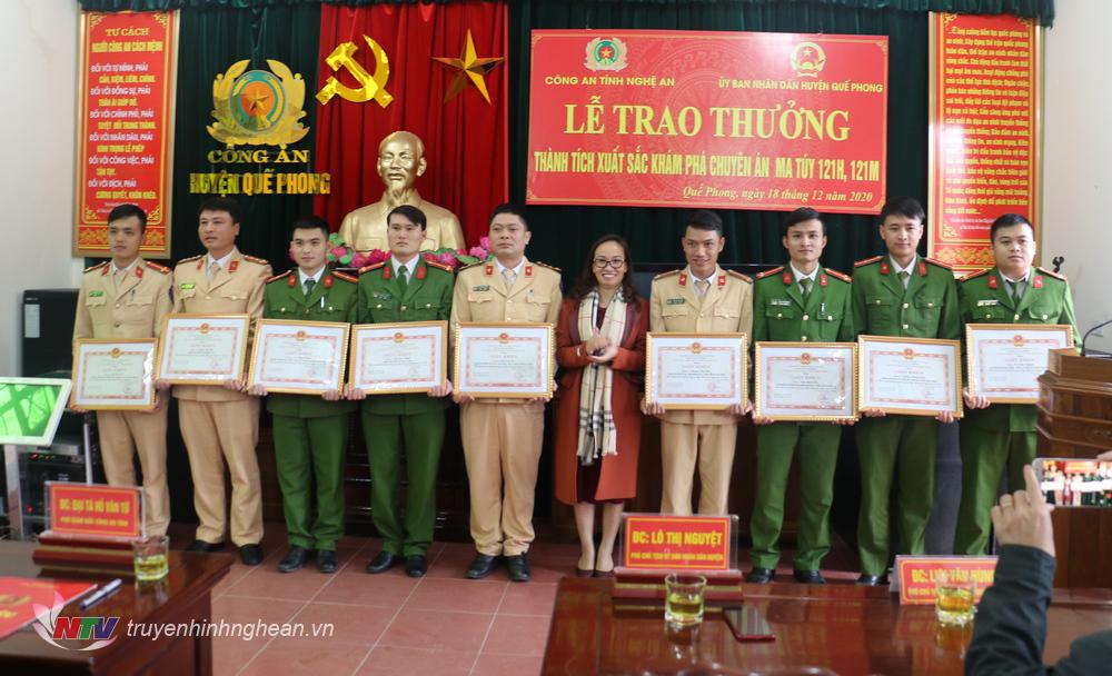 Trao giấy khen của UBND huyện Quế Phong cho các cá nhân 