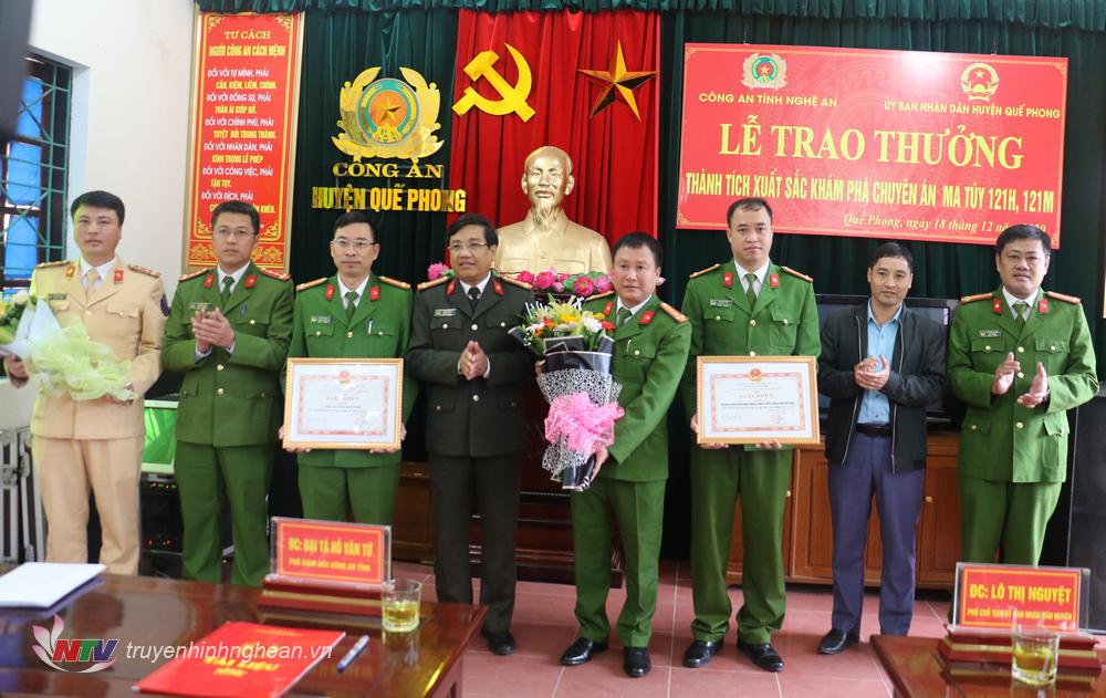 Đại tá Hồ Văn Tứ - Phó Giám đốc Công an tỉnh trao thưởng cho Ban chuyên án.