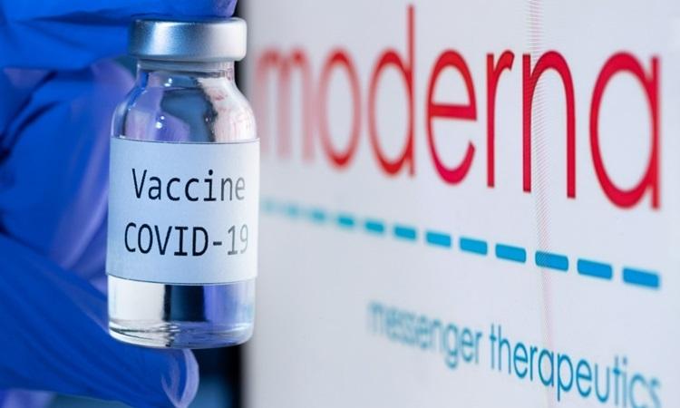Lọ có dòng chữ Vaccine Covid-19 bên cạnh logo của công ty công nghệ sinh học Moderna hồi tháng 11. Ảnh: AFP.