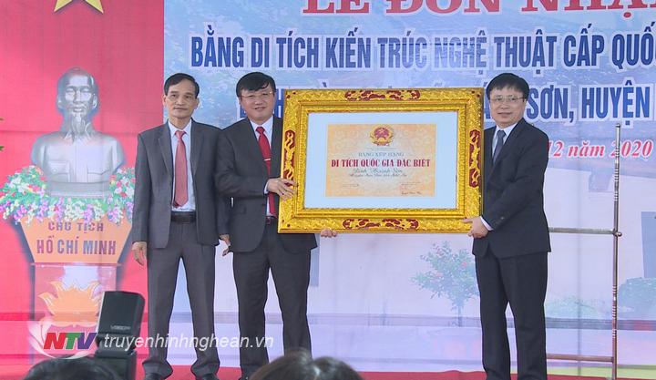 Phó Chủ tịch UBND tỉnh Bùi Đình Long trao Bằng công nhận Di tích Quốc gia đặc biệt đình Hoành Sơn cho lãnh đạo huyện Nam Đàn. 