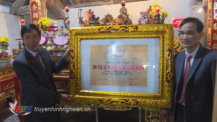 Rước Bằng công nhận Di tích lịch sử Quốc gia đặc biệt vào đình Hoành Sơn.
