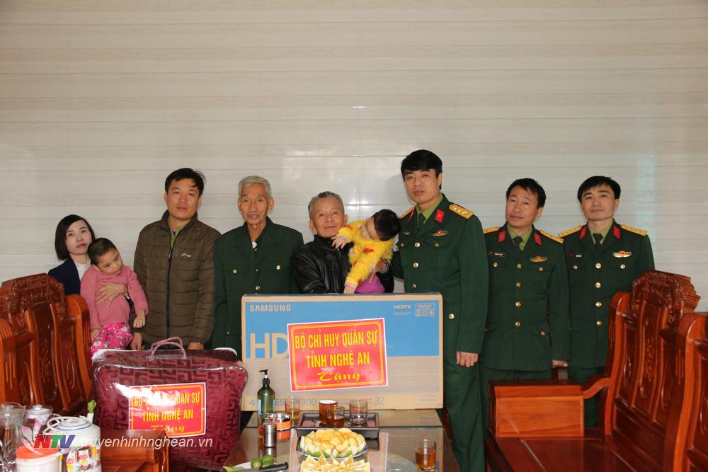 Đoàn công tác Bộ CHQS tỉnh đến thăm, trao quà động viên gia đình Thiếu tá QNCN Nguyễn Viết Tưởng, là nhân viên Phòng tham mưu, Ban CHQS huyện Yên Thành. 