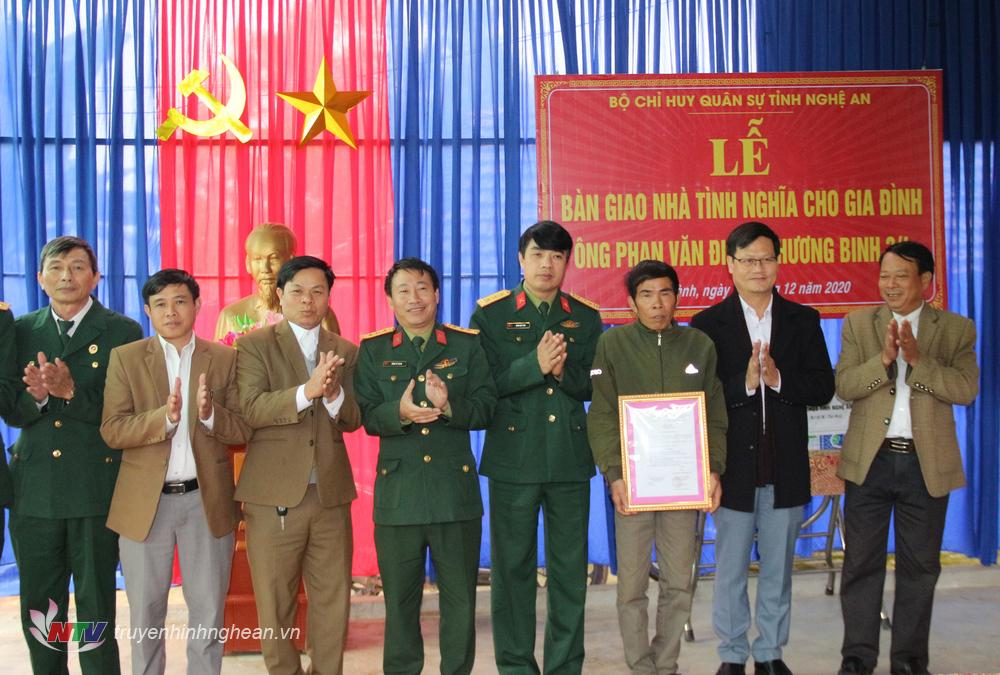 Thượng tá Đinh Bạt Văn, Phó Chỉ huy trưởng Bộ CHQS tỉnh bàn giao Nhà tình nghĩa cho gia đình ông Phan Văn Điền, cư trú tại xóm 1, xã Đại Thành, huyện Yên Thành. 