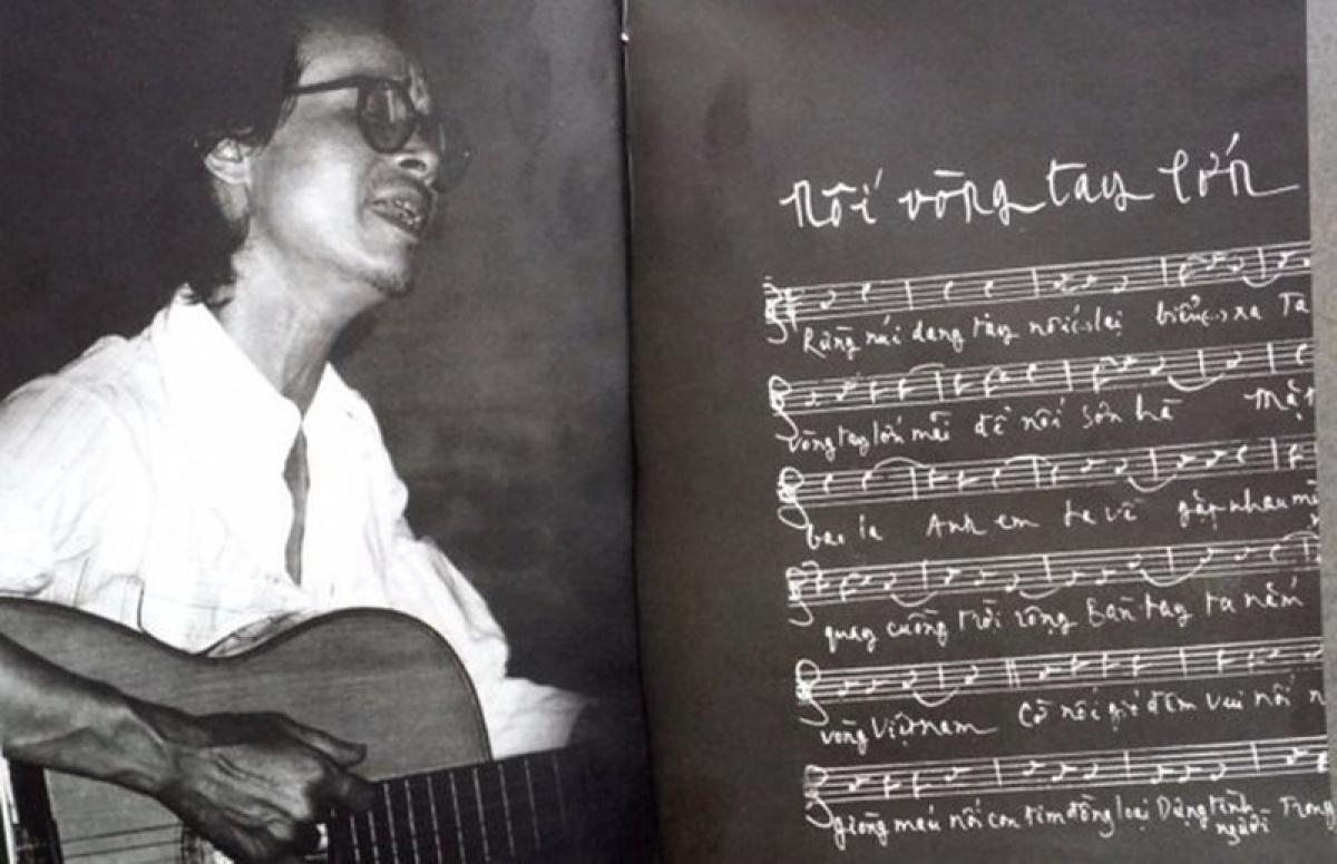 Ca khúc Nối vòng tay lớn của nhạc sĩ Trịnh Công Sơn cũng gây xôn xao dư luận vì chưa được cấp phép.
