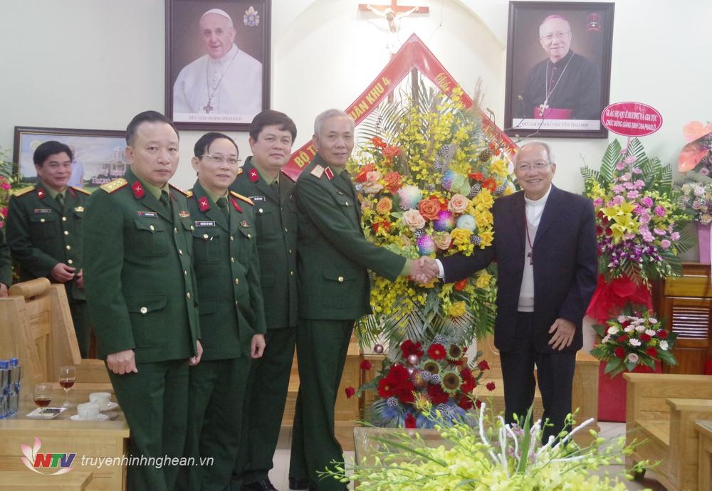 Thiếu tưởng Nguyễn Đức Hóa, Phó Chính ủy Quân khu chúc mừng Tòa Giám mục Hà Tĩnh.