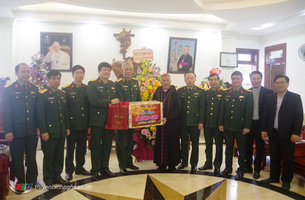 Thiếu tưởng Nguyễn Đức Hóa, Phó Chính ủy Quân khu chúc mừng Tòa Giám mục Nghệ An.