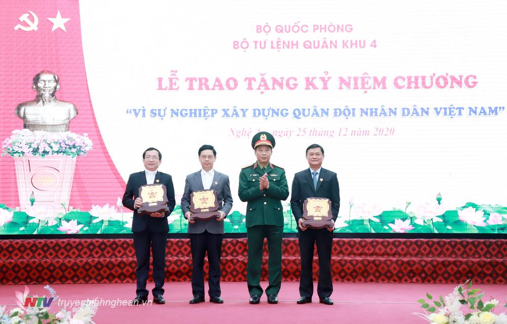 Trung tướng Trần Võ Dũng - Bí thư Đảng ủy, Chính ủy Quân khu 4 trao Kỷ niệm chương “Vì sự nghiệp xây dựng Quân đội nhân dân Việt Nam” cho các đồng chí lãnh đạo, nguyên lãnh đạo tỉnh Nghệ An. 