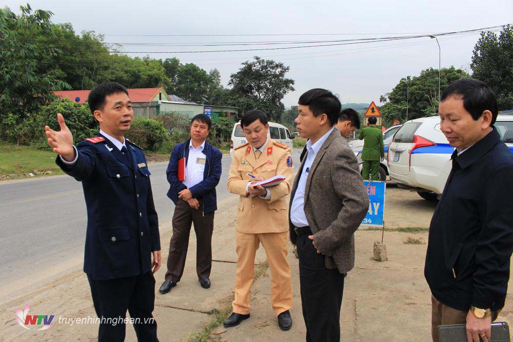 Đoàn công tác kiểm tra thực tế tại một số điểm nóng về ATGT trên địa bàn huyện Quỳ Hợp.