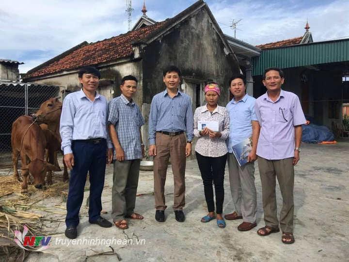 Các ban ngành, tổ chức, đoàn thể quan tâm chăm lo tặng quà cho bà con giáo dân xã Quỳnh Thanh.