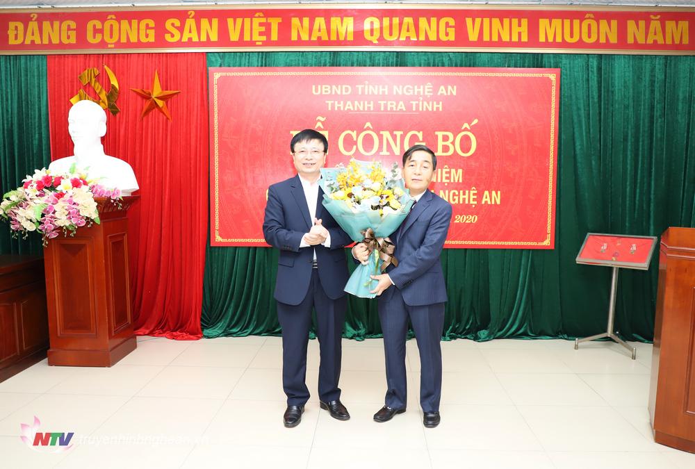 Phó Chủ tịch UBND tỉnh Bùi Đình Long tặng hoa chúc mừng.