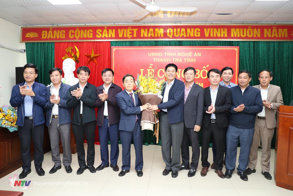 Huyện uỷ - HĐND - UBND - UBMTTQ huyện Diễn Châu tặng hoa chúc mừng.